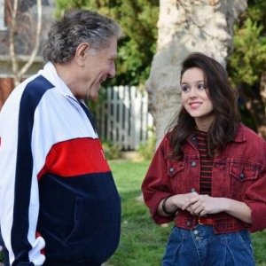 The Goldbergs: George Segal e Hayley Orrantia in una scena della serie