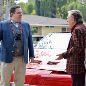 The Goldbergs: George Segal e Jeff Garlin in una scena della serie
