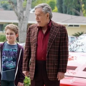 The Goldbergs: George Segal e Sean Giambrone in una scena della serie