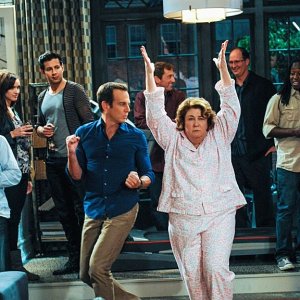 The Millers: Will Arnett e Margo Martindale in una scena della serie