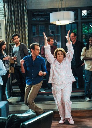 The Millers: Will Arnett e Margo Martindale in una scena della serie