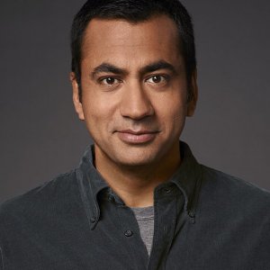 We Are Men: Kal Penn in una foto promozionale della serie