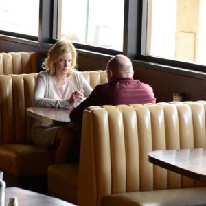 Breaking Bad: Anna Gunn e Dean Norris nell'episodio Buried