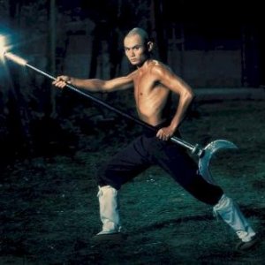 Gordon Liu in una scena del film La 36a camera dello Shaolin