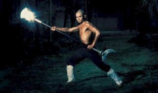Gordon Liu in una scena del film La 36a camera dello Shaolin