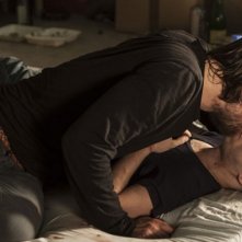 Marko Mandic bacia Fernando Tielve in una scena di Lose Your Head