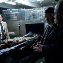 Nicolas Cage ispeziona un cadavere ne Il cacciatore di donne