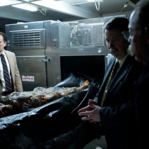 Nicolas Cage ispeziona un cadavere ne Il cacciatore di donne