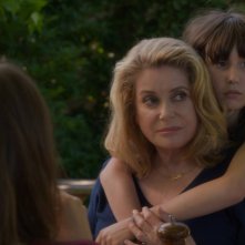 On my way: Catherine Deneuve accanto a Nemo Schiffman in una scena del film
