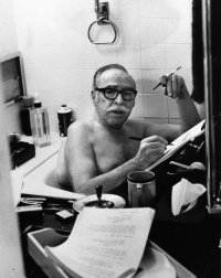 Una foto di Dalton Trumbo nella sua vasca da bagno