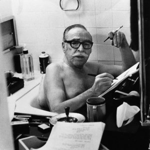 Una foto di Dalton Trumbo nella sua vasca da bagno