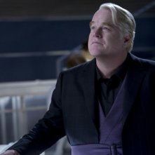 Hunger Games: la ragazza di fuoco - Philip Seymour Hoffman osserva i tribuni con fare pensieroso