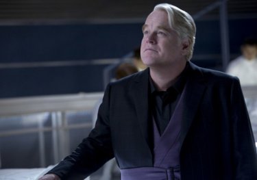 Hunger Games: la ragazza di fuoco - Philip Seymour Hoffman osserva i tribuni con fare pensieroso