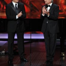 Emmy 2013: Matt Damon e Michael Douglas durante la cerimonia di premiazione