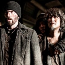 Snow Piercer: Song Kang-ho e Chris Evans in una drammatica immagine