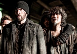 Snow Piercer: Song Kang-ho e Chris Evans in una drammatica immagine