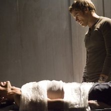Dexter: Michael C. Hall nell'episodio Nato libero
