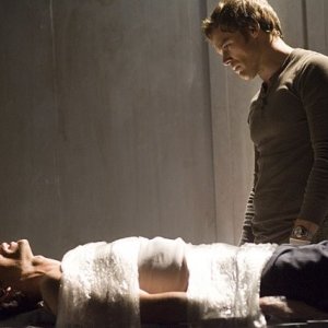 Dexter: Michael C. Hall nell'episodio Nato libero
