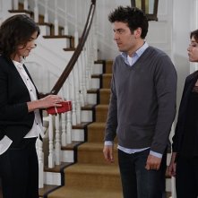 How I Met Your Mother: Alyson Hannigan, Josh Radnor e Cobie Smulders in una scena dell'episodio The Locket, premiere stagione 9