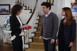 How I Met Your Mother: Alyson Hannigan, Josh Radnor e Cobie Smulders in una scena dell'episodio The Locket, premiere stagione 9