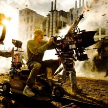 Transformers: Age of Extinction: una spettacola immagine di Michael Bay dietro la macchina da presa