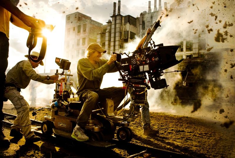 Transformers: Age of Extinction: una spettacola immagine di Michael Bay dietro la macchina da presa