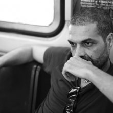 Un ritratto in bianco e nero di Claudio Corinaldesi.