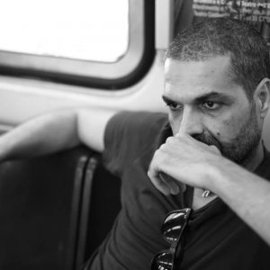 Un ritratto in bianco e nero di Claudio Corinaldesi.