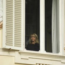 Aspirante vedovo: Luciana Littizzetto alla finestra in una scena del film