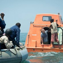 Captain Phillips: Tom Hanks prigioniero di una banda di pirati somali in una scena del film