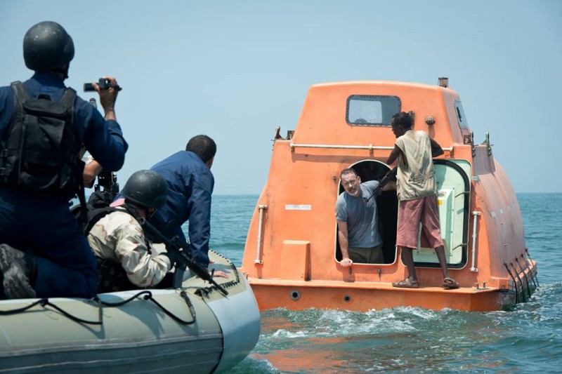Captain Phillips: Tom Hanks prigioniero di una banda di pirati somali in una scena del film