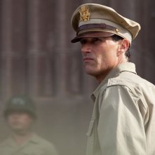 Emperor: il protagonista Matthew Fox in una scena del film