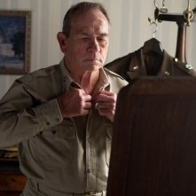 Tommy Lee Jones in una scena del film Emperor