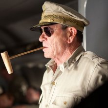 Tommy Lee Jones in una scena tratta dal film Emperor