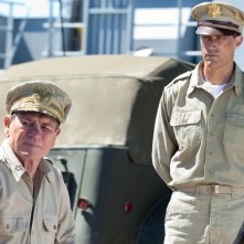 Tommy Lee Jones in una scena di Emperor con Matthew Fox