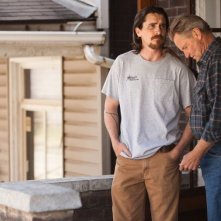 Out of the Furnace: Christian Bale e Sam Shepard in una scena del film