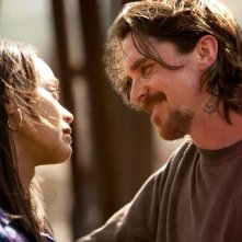 Out of the Furnace: Christian Bale e Zoe Saldana in una romantica immagine