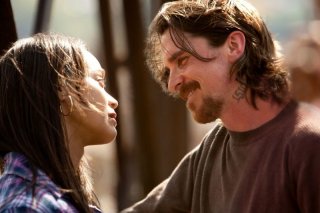 Out of the Furnace: Christian Bale e Zoe Saldana in una romantica immagine