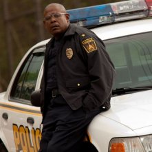 Out of the Furnace: un'immagine di Forest Whitaker in tenuta da agente di polizia