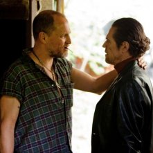 Out of the Furnace: Woody Harrelson e Willem Dafoe in una scena del film