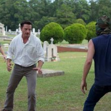 Rectify: Aden Young si difende da un'aggressione in una scena
