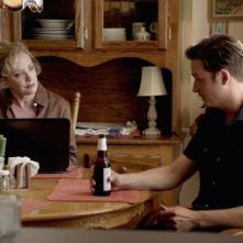 Rectify: J. Smith-Cameron con Aden Young in una scena