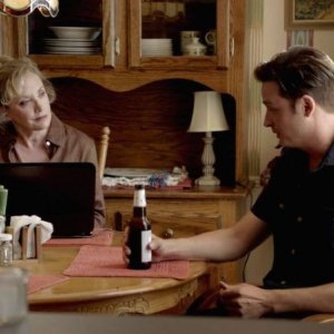 Rectify: J. Smith-Cameron con Aden Young in una scena