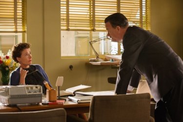 Saving Mr. Banks: Tom Hanks ed Emma Thompson discutono in una scena del film