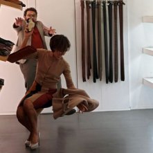 Stai lontana da me: Ambra Angiolini colpita dalla sfortuna insieme a Enrico Brignano in una scena della commedia