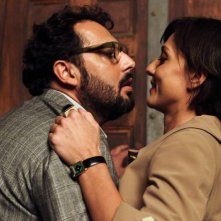 Stai lontana da me: Ambra Angiolini con Enrico Brignano in una scena della commedia