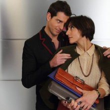 Stai lontana da me: Ambra Angiolini con Giampaolo Morelli in una scena della commedia