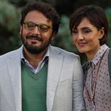 Stai lontana da me: Ambra Angiolini sorridente insieme ad Enrico Brignano in una scena della commedia