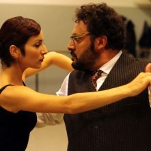 Stai lontana da me: Enrico Brignano a lezione di danza in una scena della commedia