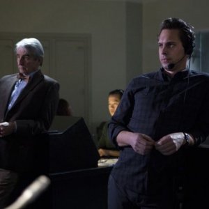 The Newsroom: Thomas Sadoski e Sam Waterston in una scena dell'episodio 'The Genoa Tip'